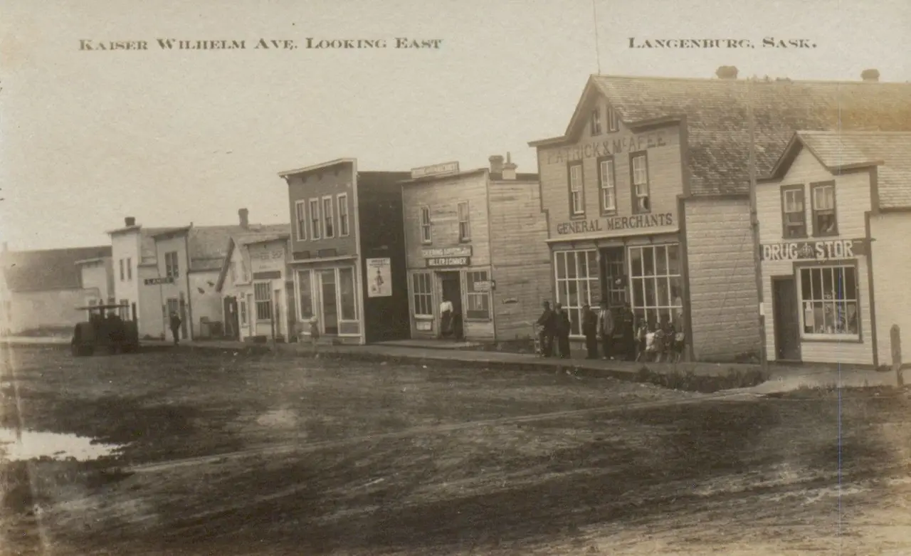 Kaiser Wilhelm Avenue looking east, about 1910